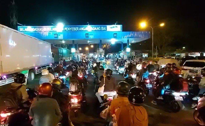 Antrean Pemudik Motor di Pelabuhan Padangbai Membeludak Dini Hari