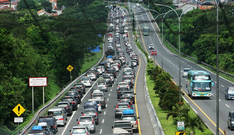 Penampakan Arus Mudik di Ruas Tol Krapyak-Jatingaleh Semarang Padat Merayap - Bagian 1