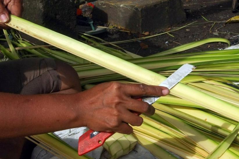 Penjualan Ketupat di Pasar Karangayu Semarang Naik Jelang Lebaran  - Bagian 3