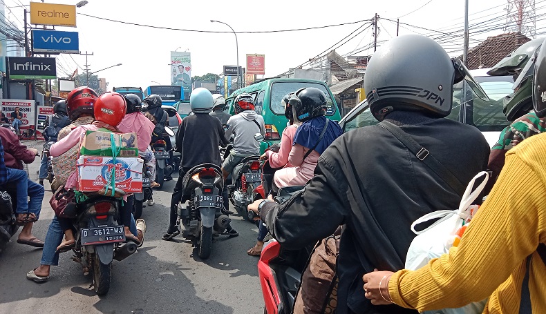 H-1 Lebaran, Jalan Arteri Bandung Masih Dipenuhi Pemudik Lokal 