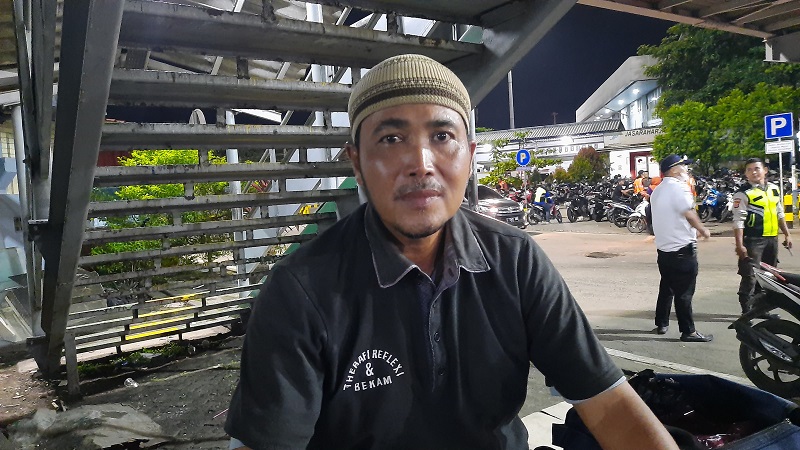 Kisah Tukang Pijit Keliling di Pelabuhan Merak, Rela Tak Mudik Demi Nafkahi Anak