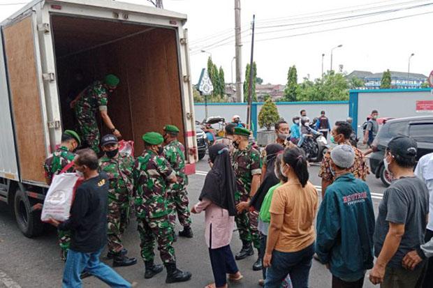  Ribuan Warga Berduyun-duyun Antre Sembako dari Presiden Jokowi 