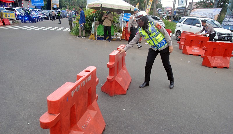 Begini Kepadatan Jalur Wisata Puncak Bogor, Polisi Berlakukan Satu Arah - Bagian 3