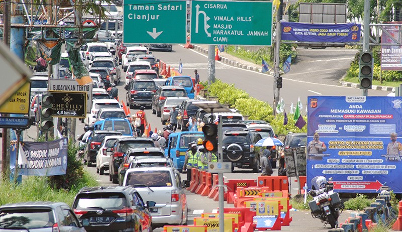 Begini Kepadatan Jalur Wisata Puncak Bogor, Polisi Berlakukan Satu Arah - Bagian 1