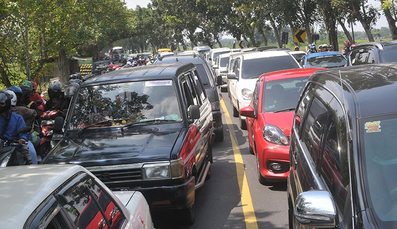 Kemacetan Panjang akibat Pengalihan Arus Perbatasan Jombang-Nganjuk-Kediri - Bagian 1