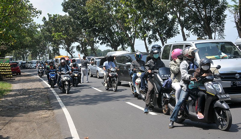 Kemacetan Panjang akibat Pengalihan Arus Perbatasan Jombang-Nganjuk-Kediri - Bagian 2