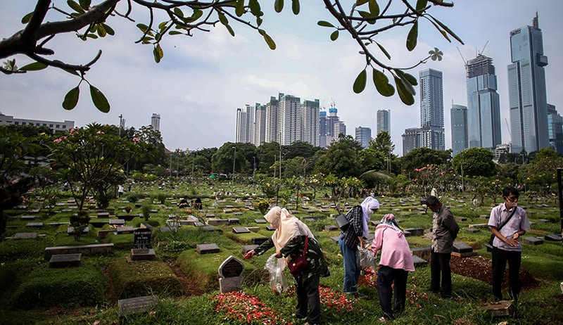 Pemakaman Dipenuhi Peziarah saat Lebaran Hari Pertama - Bagian 1