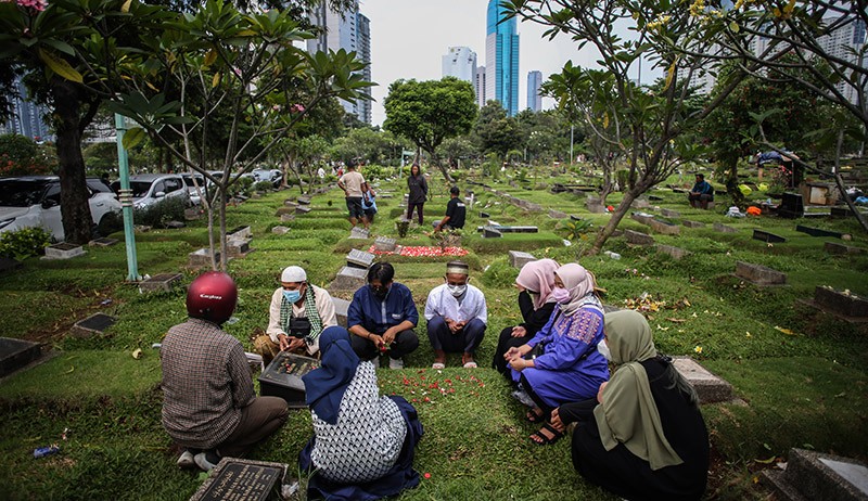 Pemakaman Dipenuhi Peziarah saat Lebaran Hari Pertama - Bagian 2