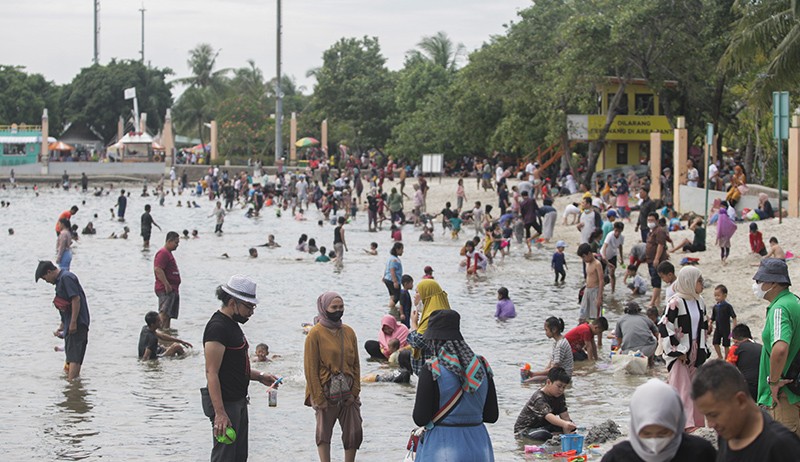 Pantai Ancol Dipadati Wisatawan saat Libur Lebaran - Bagian 2