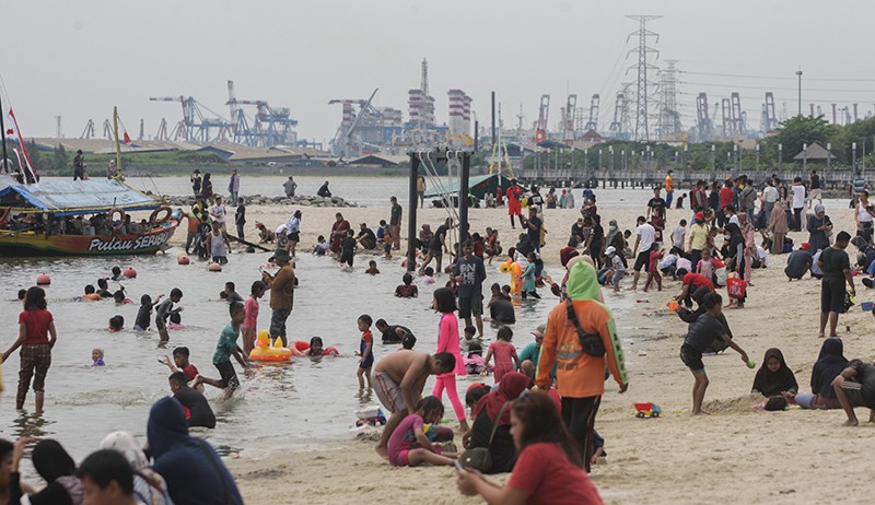 Pantai Ancol Dipadati Wisatawan saat Libur Lebaran - Bagian 1