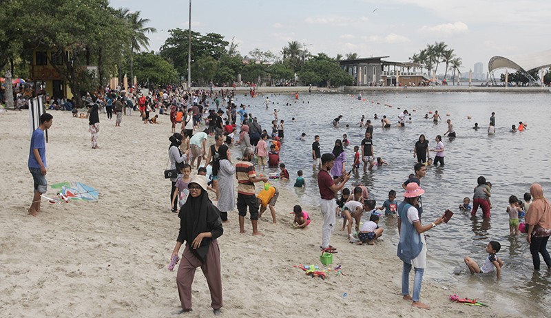 Pantai Ancol Dipadati Wisatawan saat Libur Lebaran - Bagian 3