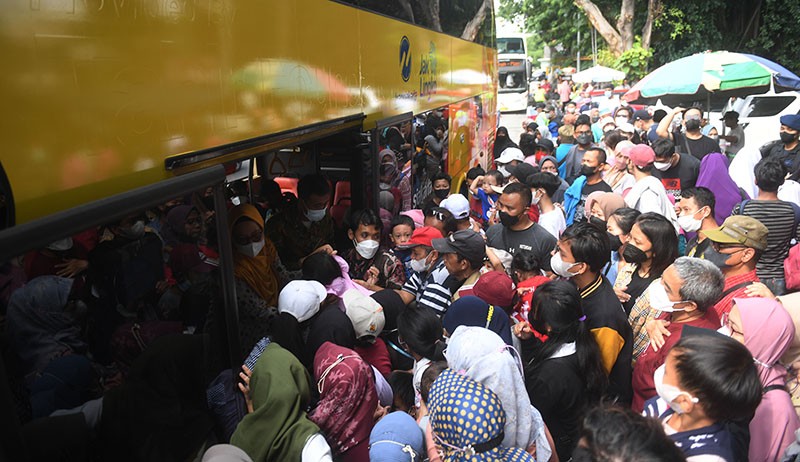 Wisatawan Berdesakan Rebutan Masuk Bus Wisata Gratis Transjakarta - Bagian 2