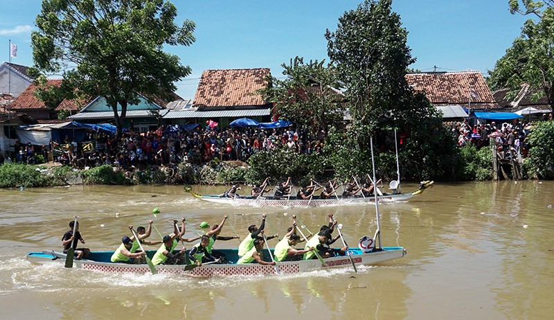 Serunya Lomba Perahu Dayung Tradisional Meriahkan Idul Fitri di Batang - Bagian 1