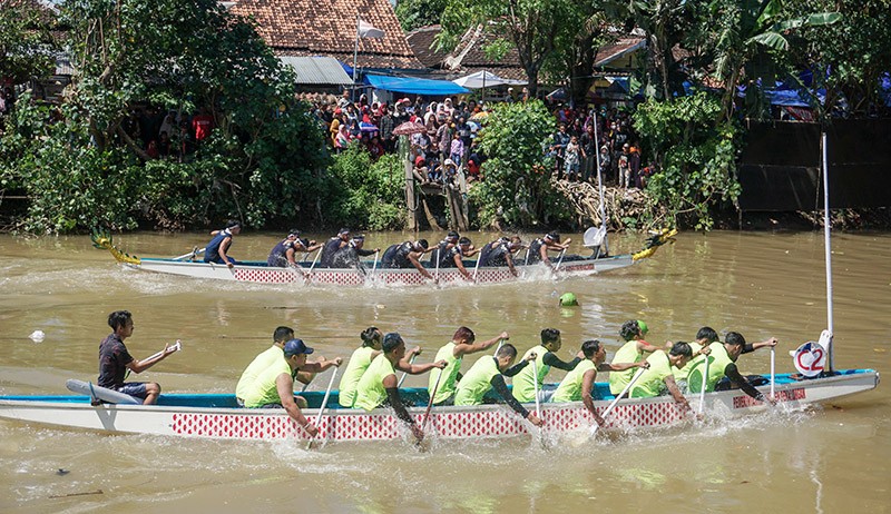 Serunya Lomba Perahu Dayung Tradisional Meriahkan Idul Fitri di Batang - Bagian 2
