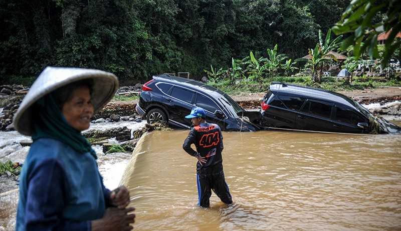 Penampakan 2 Mobil Diduga Milik Pemudik Hanyut Terseret Banjir Bandang di Sumedang - Bagian 1