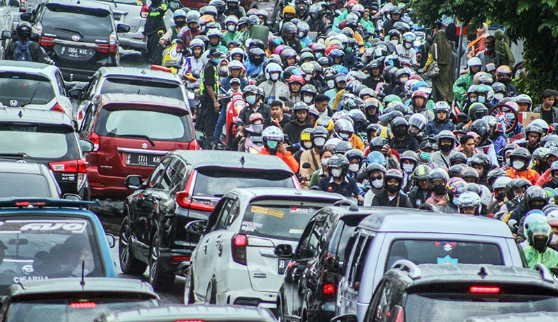 Kemacetan Puncak Bogor Semakin Parah, Ribuan Kendaraan Terjebak di Tengah Jalan - Bagian 1