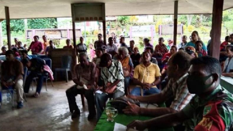 Babinsa Bantu Selesaikan Kasus Asusila di Biak Numfor secara Adat dan Bayar Denda