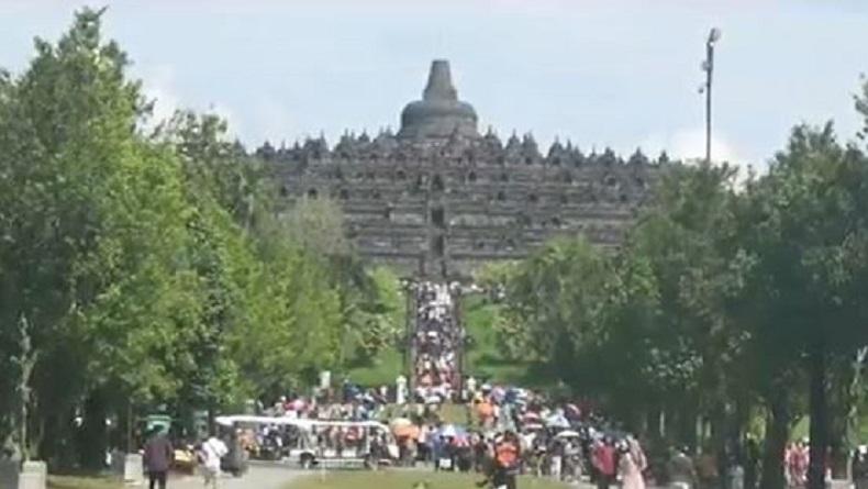 Pusat Studi Pariwisata UGM: Wisatawan yang Naik ke Candi Borobudur Harus Dibatasi