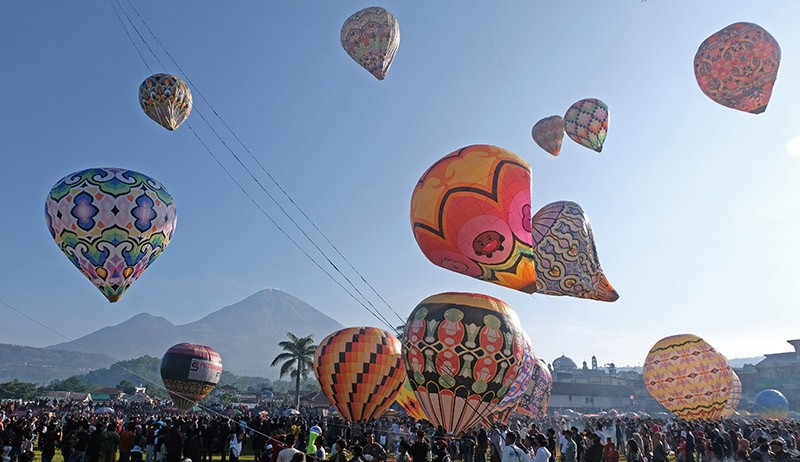 Warna-warni Balon Raksasa Hiasi Langit Wonosobo - Bagian 1