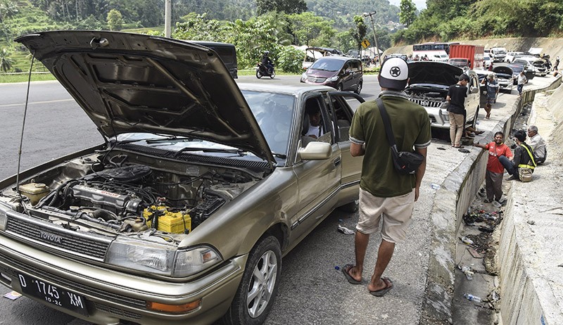 Deretan Mobil Pemudik Mogok Tidak Kuat Menanjak di Jalur Selatan - Bagian 1