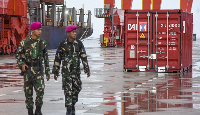 Penampakan Kapal Singapura Angkut 36 Kontainer Berisi Minyak Goreng Ditangkap TNI AL - Bagian 2