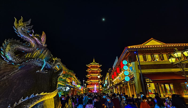 Suasana Pantjoran Chinatown PIK Diserbu Pengunjung - Bagian 3