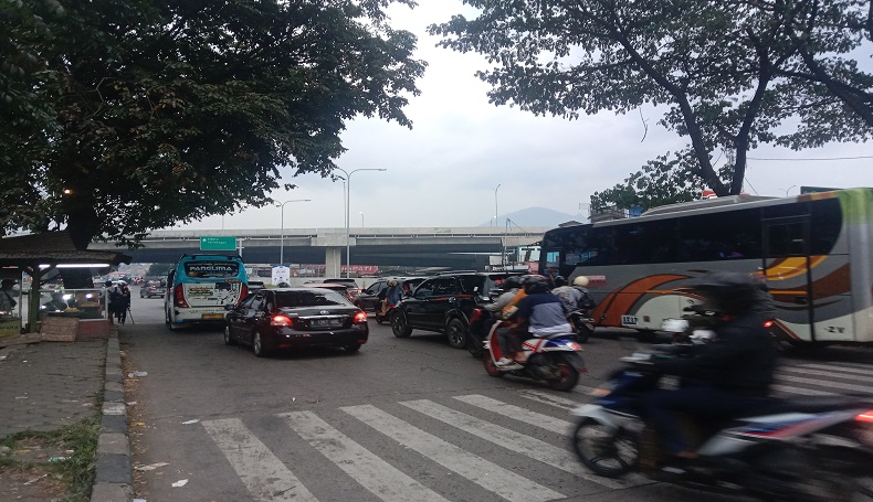 Puncak Arus Balik, Ribuan Kendaraan Mulai Antre di Gerbang Tol Cileunyi Bandung