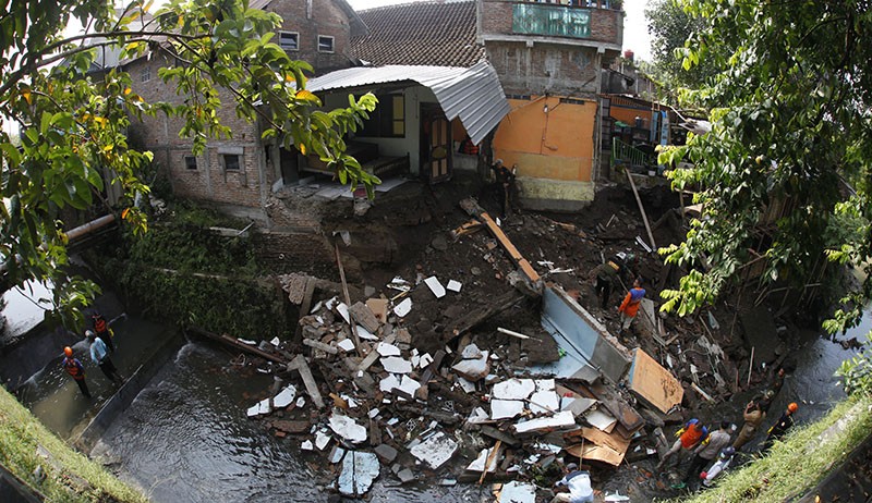 Rumah Roboh Tergerus Aliran Sungai Solo, Wali Kota Gibran Janji Perbaiki Kerusakan - Bagian 1