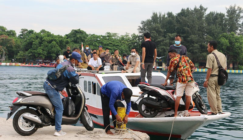 Potret ASN Naik Perahu Berangkat Kerja Hari Pertama usai Libur Lebaran - Bagian 3