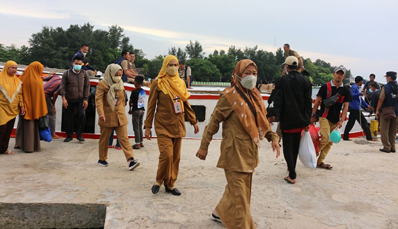 Potret ASN Naik Perahu Berangkat Kerja Hari Pertama usai Libur Lebaran - Bagian 4