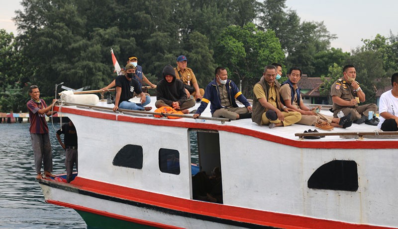 Potret ASN Naik Perahu Berangkat Kerja Hari Pertama usai Libur Lebaran - Bagian 1