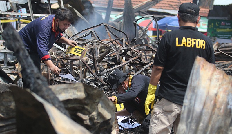 Polisi Olah TKP Kebakaran Pasar Ngadiluwih Kediri - Bagian 2
