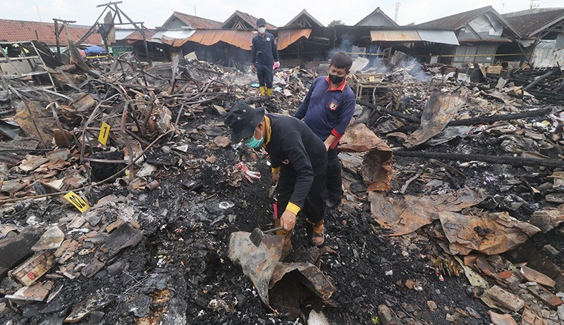 Polisi Olah TKP Kebakaran Pasar Ngadiluwih Kediri - Bagian 1