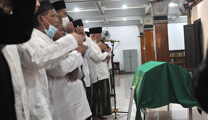 Suasana Pemakaman Lily Wahid di Pondok Pesantren Tebuireng Jombang - Bagian 2