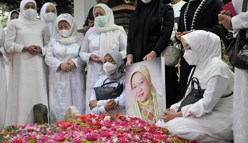 Suasana Pemakaman Lily Wahid di Pondok Pesantren Tebuireng Jombang - Bagian 1