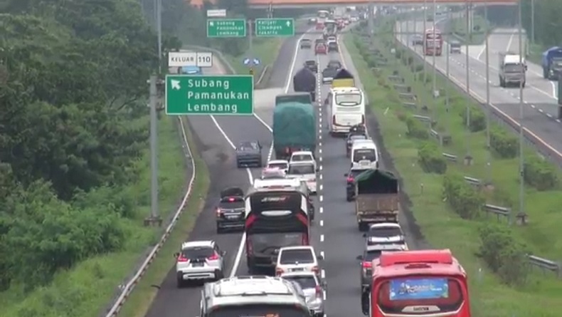 H+8 Lebaran, Arus Balik Kendaraan Pemudik Masih Padat di Tol Cipali Subang