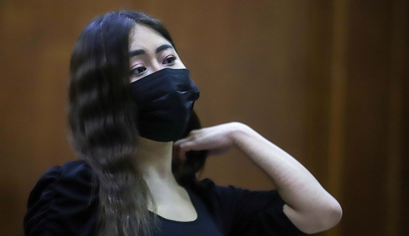 Gaya Selebgram Ayu Thalia Jalani Sidang Dakwaan Pencemaran Nama Baik Putra Ahok - Bagian 1