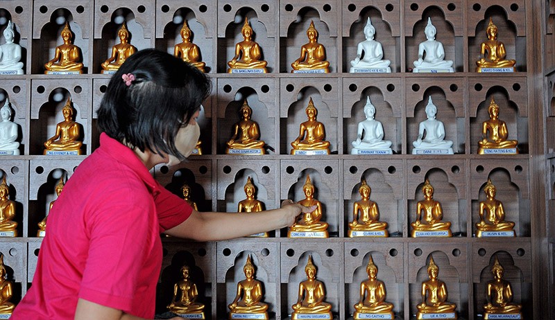 Pembersihan Patung Buddha Jelang Hari Raya Waisak - Bagian 2