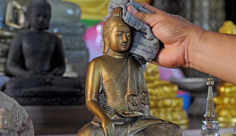 Pembersihan Patung Buddha Jelang Hari Raya Waisak - Bagian 1