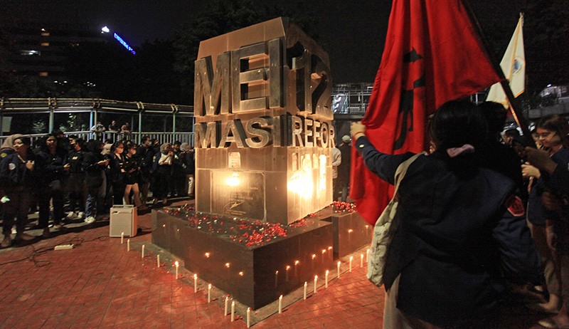 Mahasiswa Tabur Bunga Peringati 24 Tahun Tragedi Trisakti 12 Mei 1998 - Bagian 1