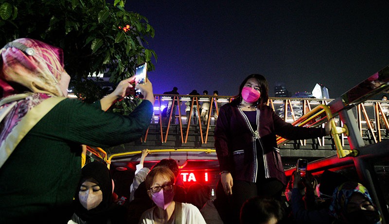 Antusiasme Warga Naik Bus Wisata Transjakarta pada Hari Terakhir - Bagian 2