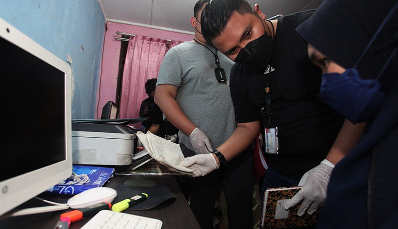 Kasus Ekspor Ilegal 121 Ton Minyak Goreng, Rumah Tersangka Digeledah di Surabaya - Bagian 3