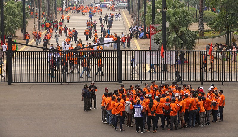 May Day, Ribuan Buruh Berdatangan ke Stadion GBK - Bagian 3