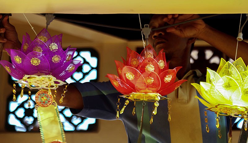 Persiapan Waisak, Lampion Bunga Teratai Hiasi Vihara Dharmakirti Palembang - Bagian 3