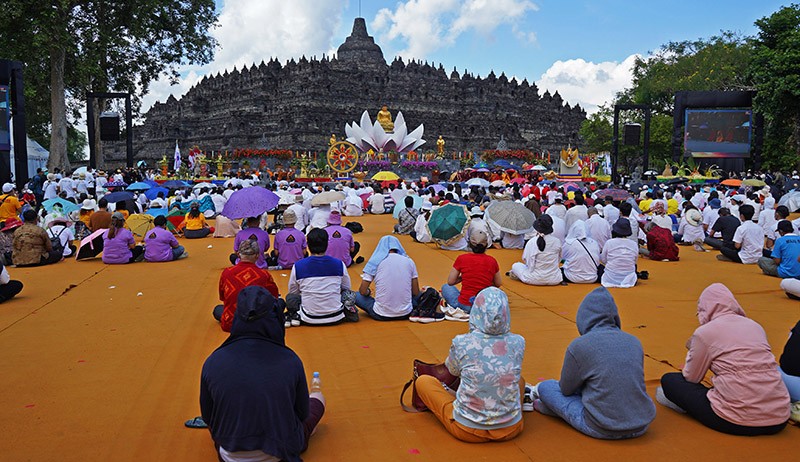Detik-Detik Perayaan Tri Suci Waisak di Candi Borobudur - Bagian 2