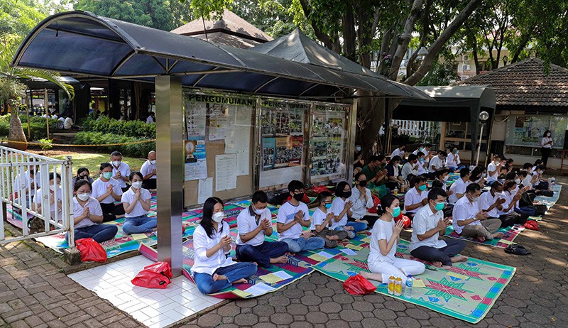 Umat Buddha Sembahyang Tri Suci Waisak dengan Khidmat - Bagian 1