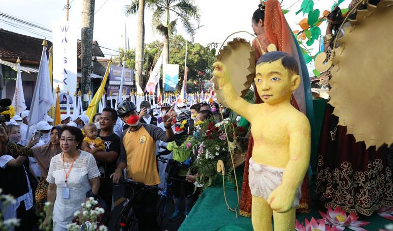  Parade Waisak dari Candi Mendut ke Borobudur, Ganjar: Semoga Semua Berbahagia
