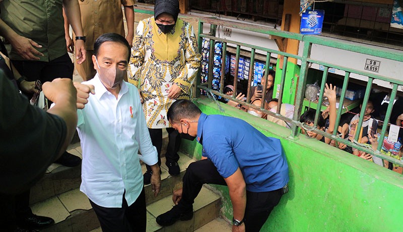 Presiden Jokowi Temui Warga dan Pedagang di Pasar Cibinong Bogor - Bagian 1