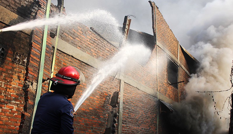 3 Gudang Pabrik Furniture di Sidoarjo Ludes Terbakar - Bagian 2