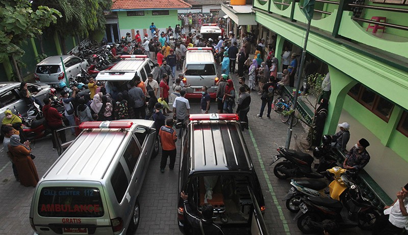 Suasana Haru Pemakaman Korban Kecelakaan Maut Bus Pariwisata di Tol Mojokerto - Bagian 3